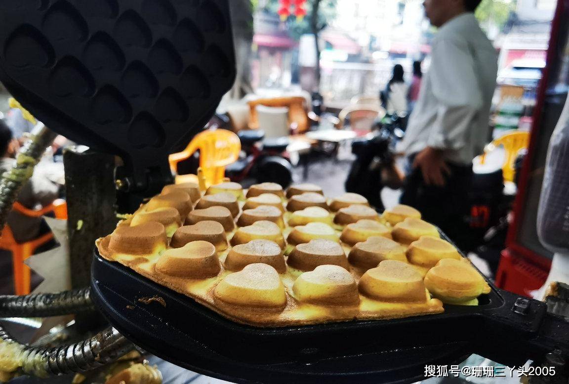 天津街头惊现洞洞鞋鸡蛋仔，美食与时尚的完美融合天津哪里有卖洞洞鞋