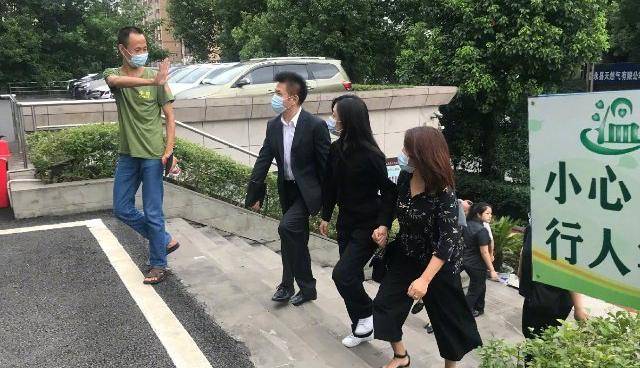 肇事者态度恶劣，一家三口遭遇车祸后的心酸历程一家三口被撞身亡新闻